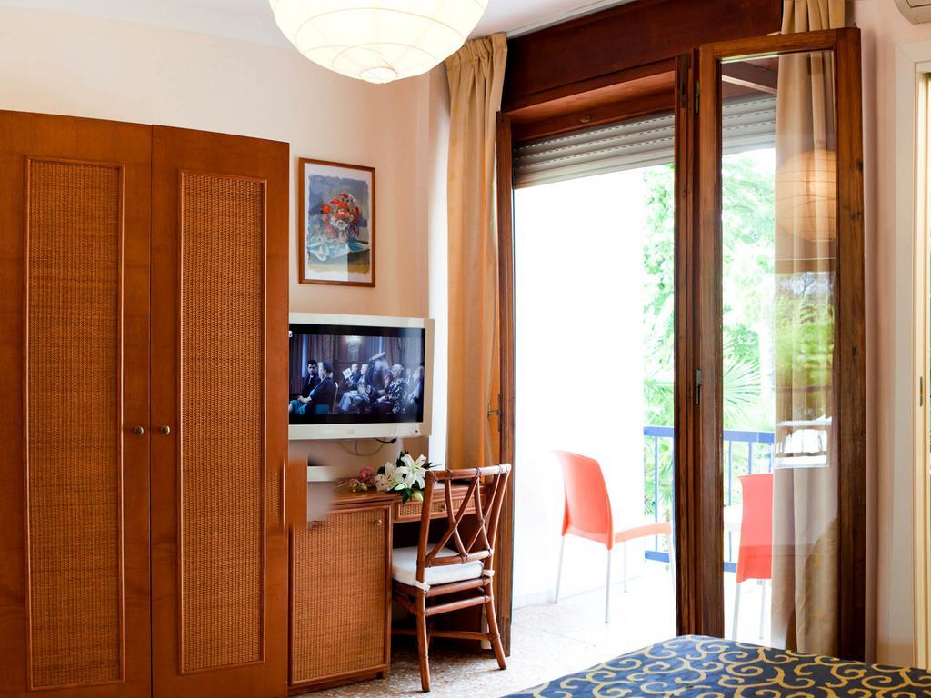 Hotel Horizonte Бибионе Екстериор снимка