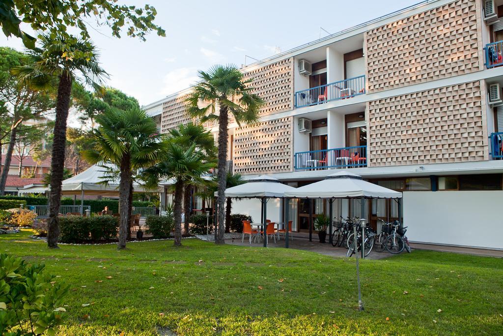 Hotel Horizonte Бибионе Екстериор снимка